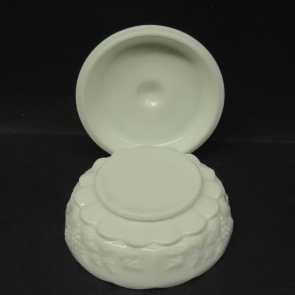 Westmoreland Milk Glass PANELED GRAPE 6 1/2 Inch Chocolate Box with Lid U.S.A. - Picture 4 of 4